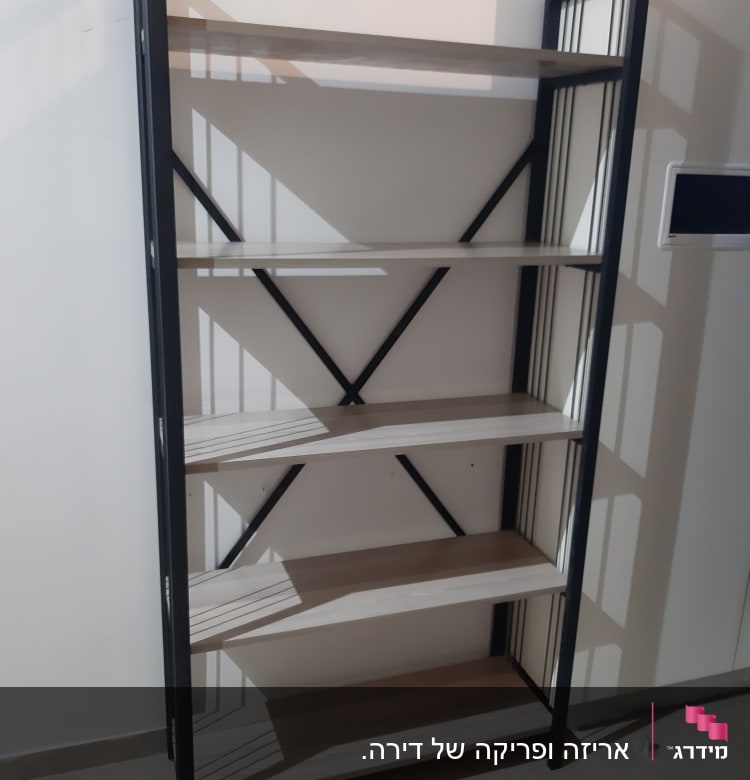 מדף מתכת עם חמישה מדפים מעץ לארגון הבית